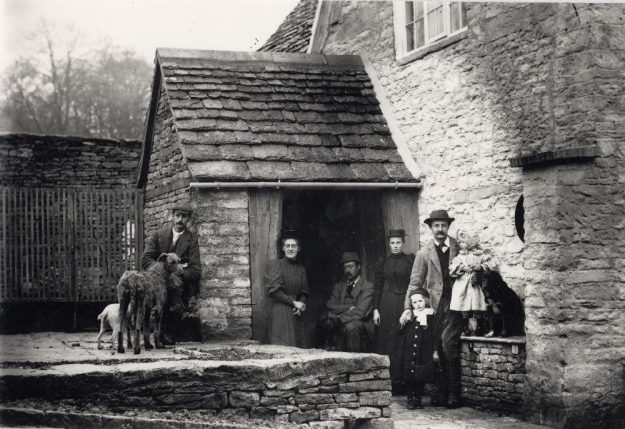 gimson-and-the-barnsleys-at-sapperton-near-cirencester_5488411749_o-625×429