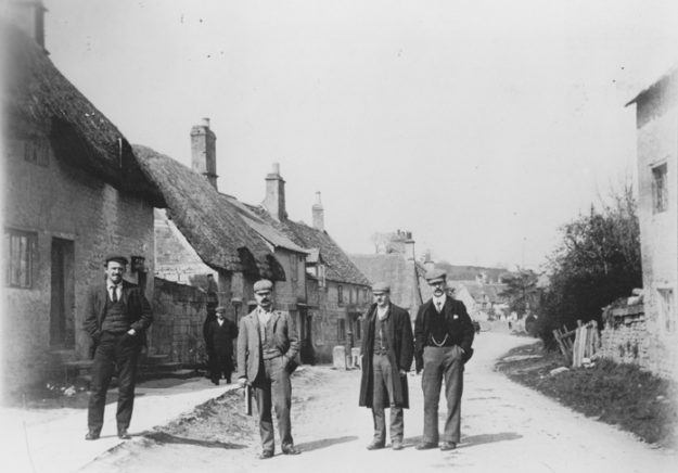 guild-of-handicraft-craftsmen-in-the-high-street-of-chipping-campden-about-1902_6028745939_o-625×436